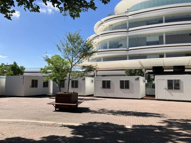 IMG_1620-scaled Portables outside multi story building